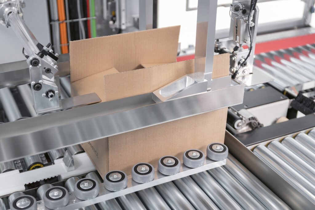 E-CO Flex SealMatic di IMA sigilla automaticamente il fondo dei cartoni e chiude con nastro adesivo la parte superiore