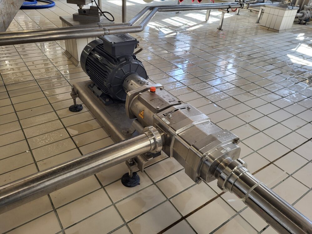 La pompa FDS 3L-2 di Fristam garantisce il pompaggio bidirezionale di latte e panna dai camion di consegna alle linee di produzione