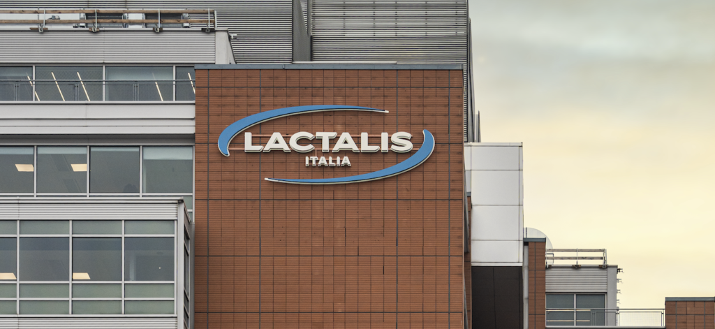 Lactalis pronta a continuare a investire in Italia: un dettaglio dell'esterno della nuova sede di Milano