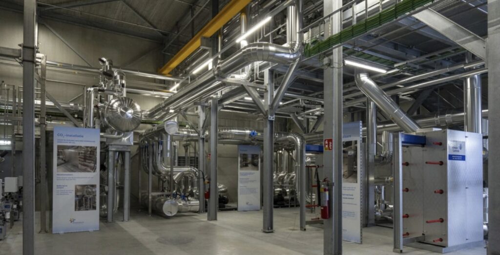 Performante impianto di acqua gelida per FrieslandCampina che ha adottato un sistema a CO₂ che consente un uso circolare dell'energia