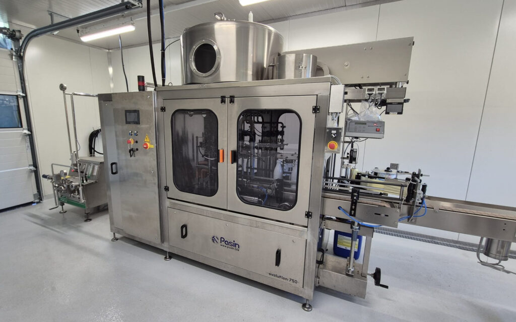 Evolution 750 di Pasin è un monoblocco che consente di pastorizzare e imbottigliare latte fresco alimentare in modo continuo