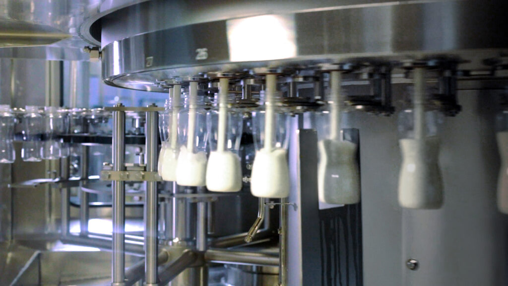 Aseptic Combi Predis di Sidel effettua le operazioni di sterilizzazione preforme, soffiaggio, riempimento e tappatura