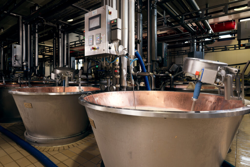 Gli agitatori a elica permettono la lavorazione del latte e la produzione del formaggio a movimento continuo