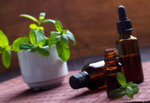 Menta e cardamomo contro la nausea post-operatoria Bocceta di olio essenziale e pianta di menta