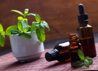 Menta e cardamomo contro la nausea post-operatoria Bocceta di olio essenziale e pianta di menta