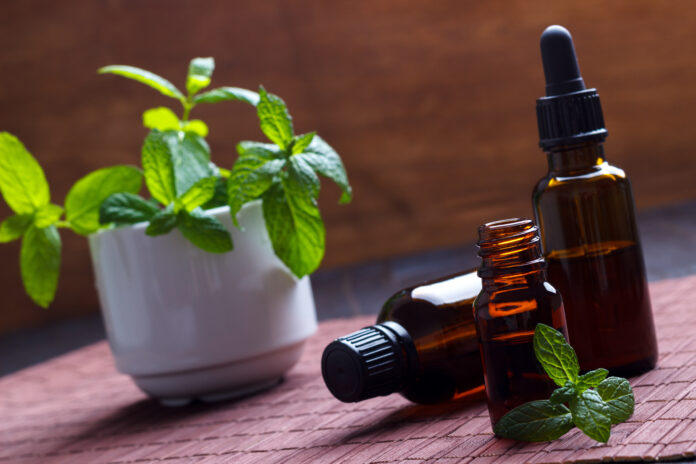 Bocceta di olio essenziale e pianta di menta