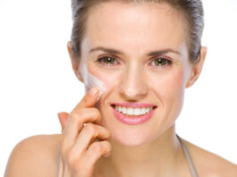 Trans-resveratrolo: doppia azione contro l’invecchiamento cutaneo Una donna applica della crema sul viso