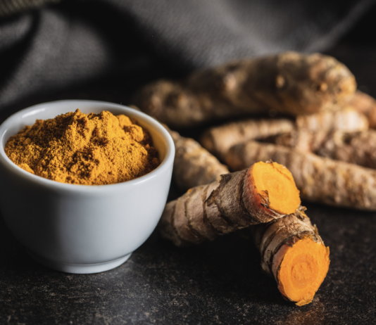 Curcuma e recupero muscolare negli adulti moderatamente attivi