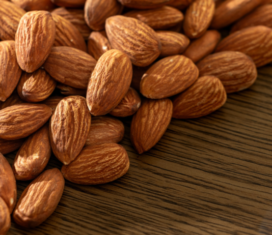 Mandorle in gravidanza: una manciata al giorno aiuta pressione e colesterolo mandorle in gravidanza pressione e colesterolo