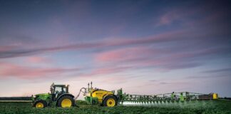John Deere introduce in Italia l’irroratrice trainata R700i