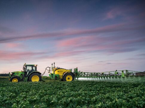 John Deere introduce in Italia l’irroratrice trainata R700i