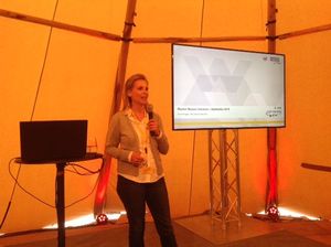 Stephanie Wieland di Wacker Neuson mentre introduce i nuovi prodotti