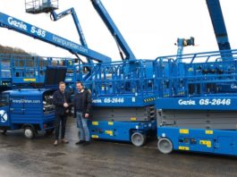 (da sinistra a destra) Rikard Jönsson, Responsabile Ufficio Acquisti di Kranpunkten AB e Thomas Andersson, Responsabile Vendite Genie per la Svezia, Norvegia e Paesi Baltici, alla consegna delle prime unità dell’ordine di 173 mezzi Genie di Kranpunkten