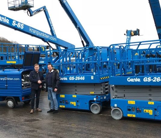 (da sinistra a destra) Rikard Jönsson, Responsabile Ufficio Acquisti di Kranpunkten AB e Thomas Andersson, Responsabile Vendite Genie per la Svezia, Norvegia e Paesi Baltici, alla consegna delle prime unità dell’ordine di 173 mezzi Genie di Kranpunkten