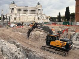 Tre escavatori Hyundai nel cantiere della Metro C di Roma