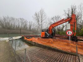 Uno ZX135 sul fiume con Boz Costruzioni
