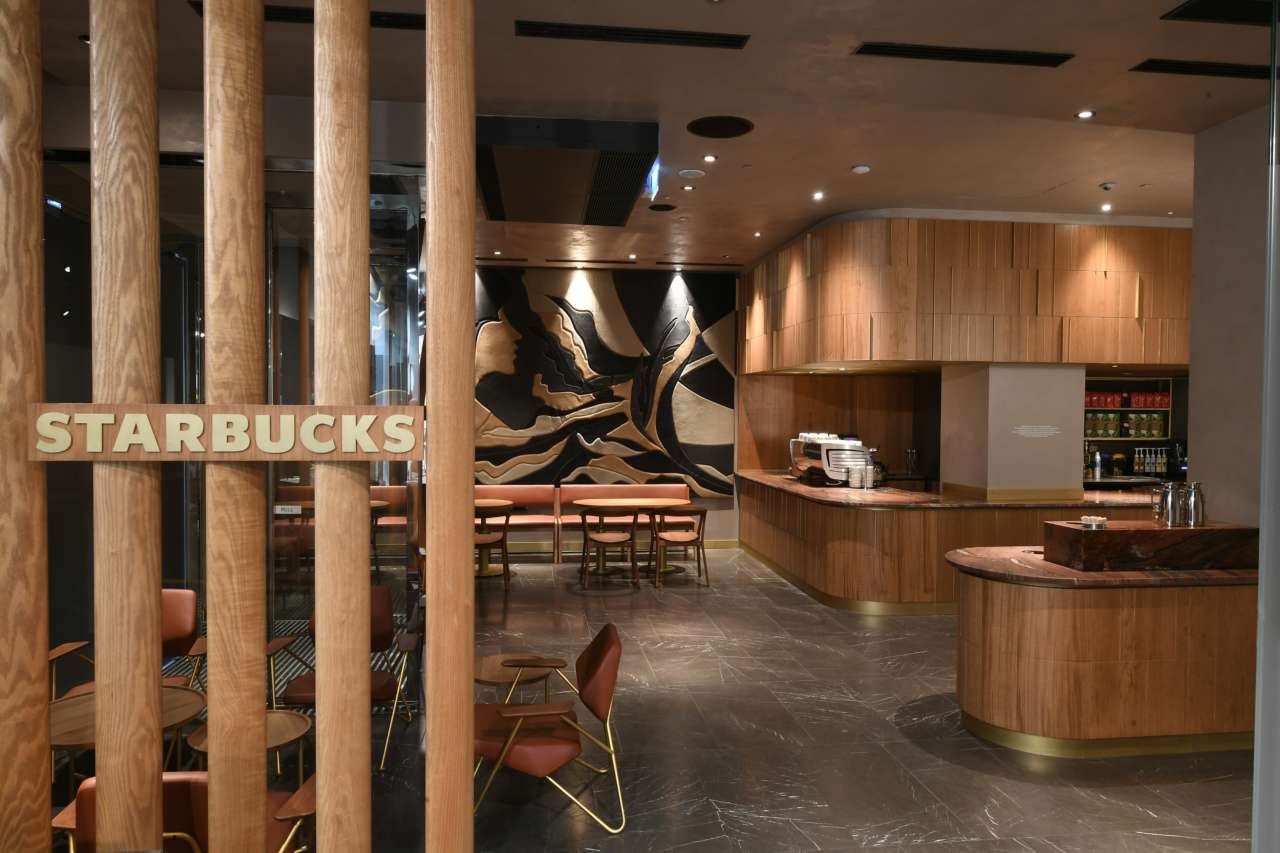Starbucks Rizzo Starbucks festeggia un anno in Italia e apre ad Assago e Torino