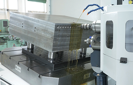 Dettaglio fase di filettatura su centro di foratura profonda e fresatura MF1250/2FL collaudato a luglio con lubrorefrigeranti Harolbio di Bellini.
