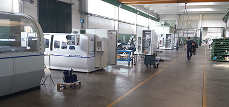 Vista interna reparto di montaggio nello stabilimento IMSA a Barzago (LC).