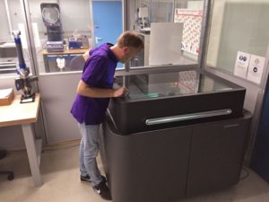 La stampante 3D multi-materiale a colori Objet500 Connex di Stratasys ha giocato un ruolo essenziale nel lancio della divisione PRIM, permettendo a Promolding di ridurre del 93% i tempi di lavorazione degli stampi a iniezione per i propri clienti