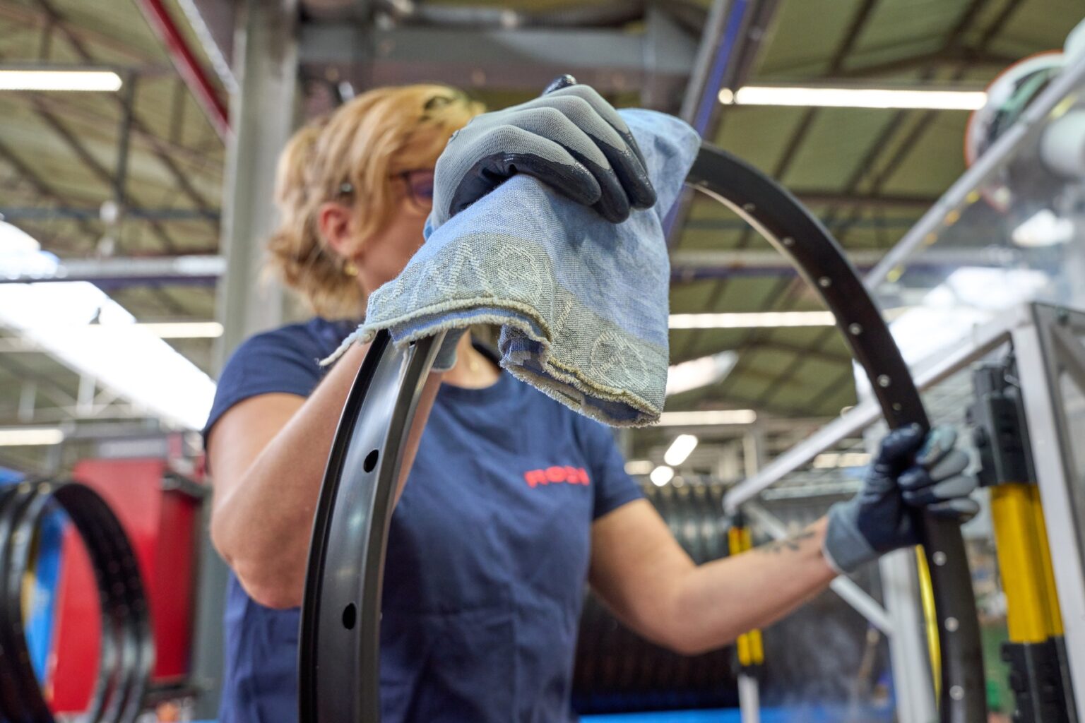 Gestione dei panni in outsourcing: vantaggi per il settore macchine utensili