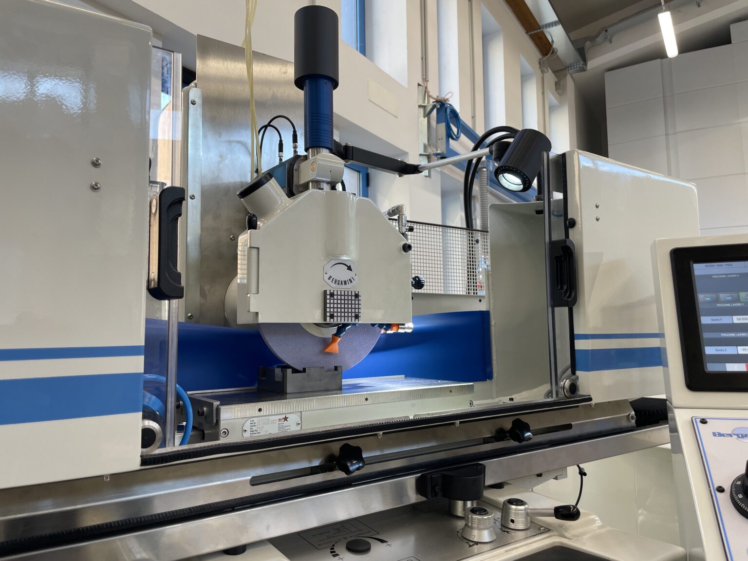 Rettifiche compatte tra meccanica tradizionale e automazione