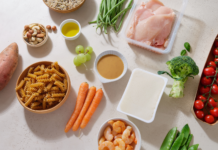 Integrazione alimentare nel paziente oncologico: supporto alla chemioterapia Alimenti vari e nutrienti su tavolo, simbolo di integrazione alimentare nel paziente oncologico.