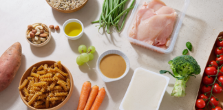 Integrazione alimentare nel paziente oncologico: supporto alla chemioterapia Alimenti vari e nutrienti su tavolo, simbolo di integrazione alimentare nel paziente oncologico.