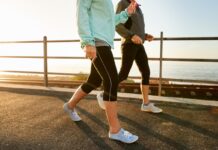 Fatigue oncologica: i benefici della camminata Due persone che camminano all’aperto, attività consigliata contro la fatigue oncologica nei pazienti con tumore del colon-retto