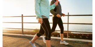 Fatigue oncologica: i benefici della camminata Due persone che camminano all’aperto, attività consigliata contro la fatigue oncologica nei pazienti con tumore del colon-retto