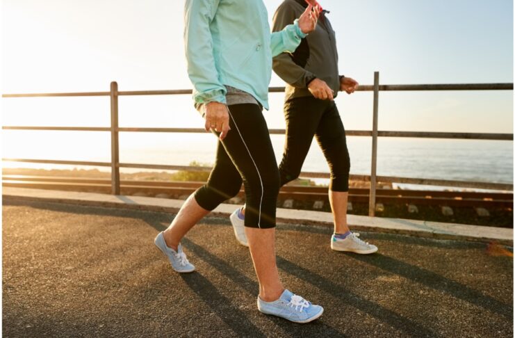 Fatigue oncologica: i benefici della camminata Due persone che camminano all’aperto, attività consigliata contro la fatigue oncologica nei pazienti con tumore del colon-retto