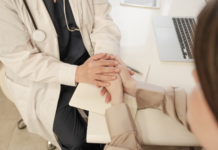 Giornata Mondiale del Malato: l’efficacia di un approccio di cura integrato Medico che tiene le mani di un paziente durante un momento di ascolto e cura