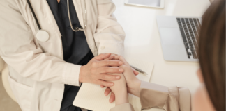 Giornata Mondiale del Malato: l’efficacia di un approccio di cura integrato Medico che tiene le mani di un paziente durante un momento di ascolto e cura