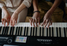 Musicoterapia per la riduzione dell’ansia: evidenze da una revisione sistematica e meta-analisi Sessione di musicoterapia attiva con paziente e terapeuta alla tastiera