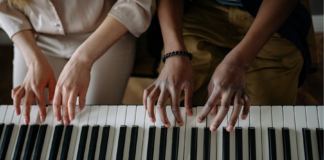 Musicoterapia per la riduzione dell’ansia: evidenze da una revisione sistematica e meta-analisi Sessione di musicoterapia attiva con paziente e terapeuta alla tastiera