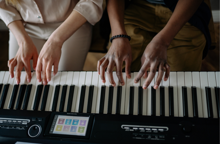 Musicoterapia per la riduzione dell’ansia: evidenze da una revisione sistematica e meta-analisi Sessione di musicoterapia attiva con paziente e terapeuta alla tastiera