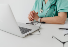 Screening: dal Garante della privacy via libera all’uso dei recapiti dei pazienti Medico al computer mentre gestisce comunicazioni per campagne di screening sanitario