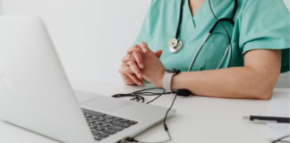 Screening: dal Garante della privacy via libera all’uso dei recapiti dei pazienti Medico al computer mentre gestisce comunicazioni per campagne di screening sanitario