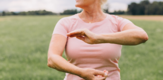 Postura e sistema neuromuscolare: equilibrio tra corpo ed emozioni Persona che pratica Tai Chi, disciplina utile per postura ed equilibrio neuromuscolare.