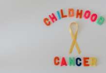 Giornata Mondiale contro i tumori pediatrici: il ruolo degli interventi integrativi nel supporto oncologico Nastro giallo simbolo dei tumori pediatrici con scritta “Childhood Cancer”
