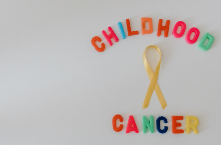 Giornata Mondiale contro i tumori pediatrici: il ruolo degli interventi integrativi nel supporto oncologico Nastro giallo simbolo dei tumori pediatrici con scritta “Childhood Cancer”