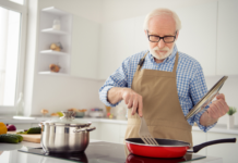 Cucinare almeno una volta a settimana riduce il rischio di demenza negli anziani cucinare riduce rischio di demenza negli anziani