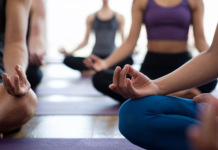 Lo yoga per la longevità: benefici, evidenze e prospettive cliniche