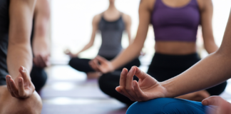 Lo yoga per la longevità: benefici, evidenze e prospettive cliniche