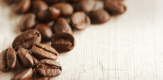 Caffeina. Fissato a 200 mg l’apporto massimo negli integratori Sai dire quanta caffeina c'è nei diversi alimenti? Raggiungere i limiti di assunzione giornaliera...non è poi così difficile.