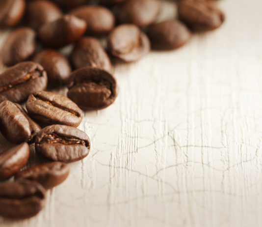 Caffeina. Fissato a 200 mg l’apporto massimo negli integratori Sai dire quanta caffeina c'è nei diversi alimenti? Raggiungere i limiti di assunzione giornaliera...non è poi così difficile.