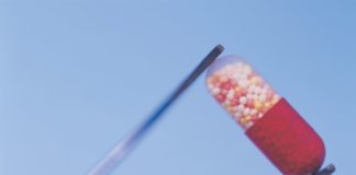 Sistema di visione integrato per analisi della composizione chimica di prodotti solidi orali