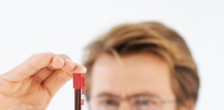 Gilteritinib per la leucemia acuta mieloide recidivante o refrattaria con mutazione FLT3