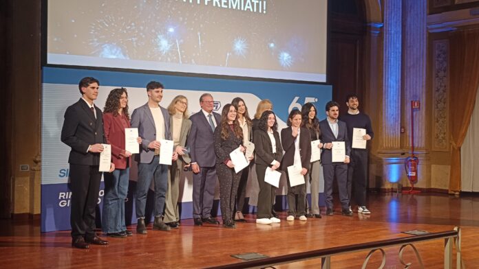 pro-L2GpKPzQ I 10 vincitori della seconda edizione del Premio Alessandro Rigamonti. Al loro fianco: Paola Minghetti, Dorotea Rigamonti e Giorgio Bruno