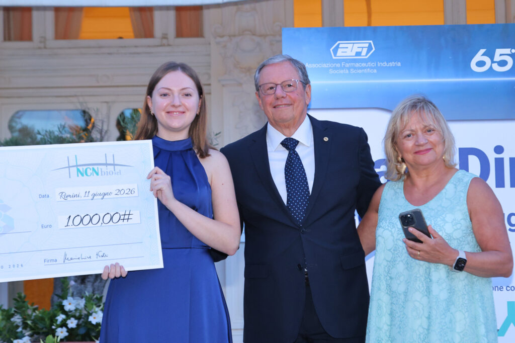 L’assegnazione del Premio Luigi Cavenaghi durante la cena di gala del 65° Simposio AFI. Da sinistra: Elisa Vicini (Università di Pavia), Giorgio Bruno (presidente AFI) e Maria Luisa Nolli (consigliere AFI; Co-founder e CEO di NCNbio)